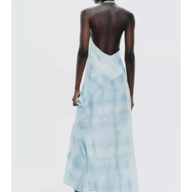 Vestido azul al cuello