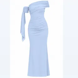 Vestido azul con detalle en el brazo