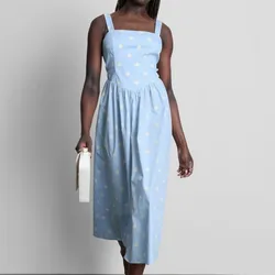 Vestido azul de puntos blancos