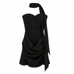 Vestido corto negro con accesorio