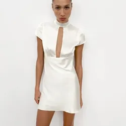 Vestido corto satinado de mangas