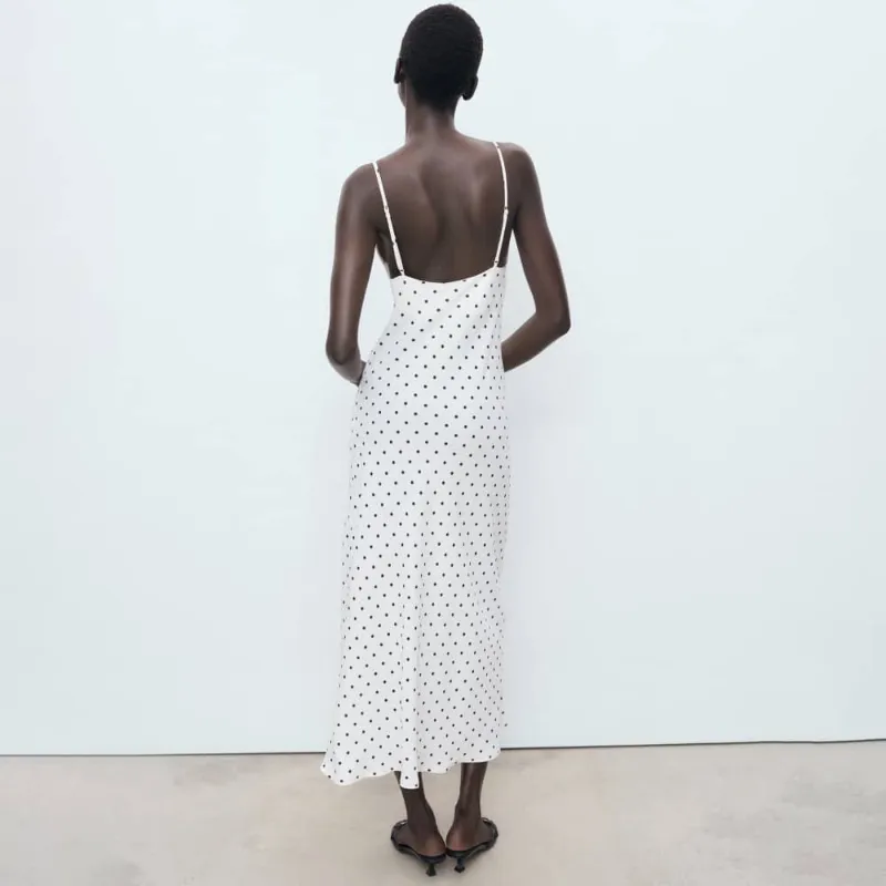 Vestido de lunares blanco y negro