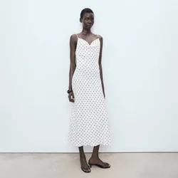 Vestido de lunares blanco y negro