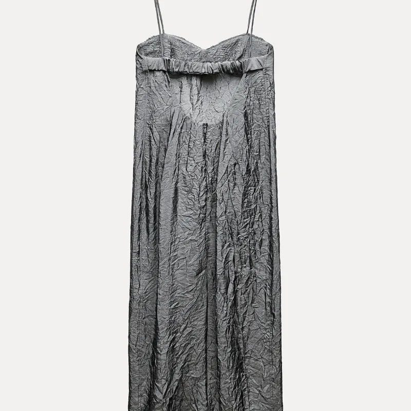 Vestido gris arrugado 
