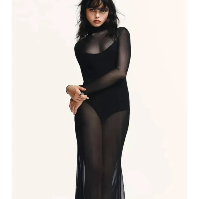 Vestido mangas y transparentes 