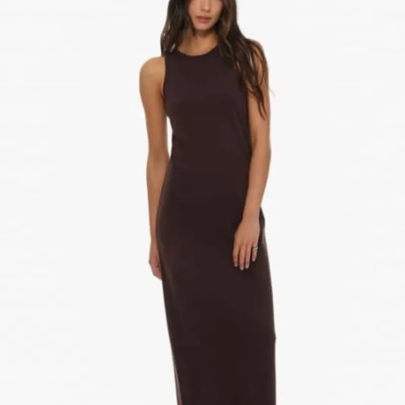 Vestido marrón abertura abajo 
