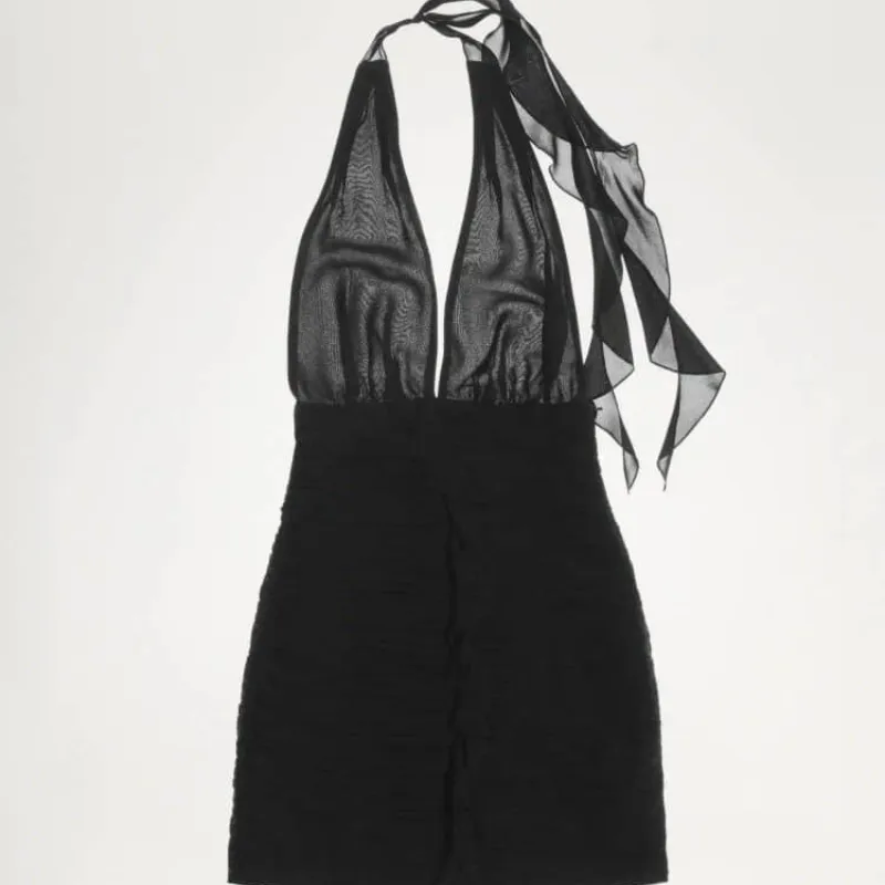 Vestido negro abierto detrás 