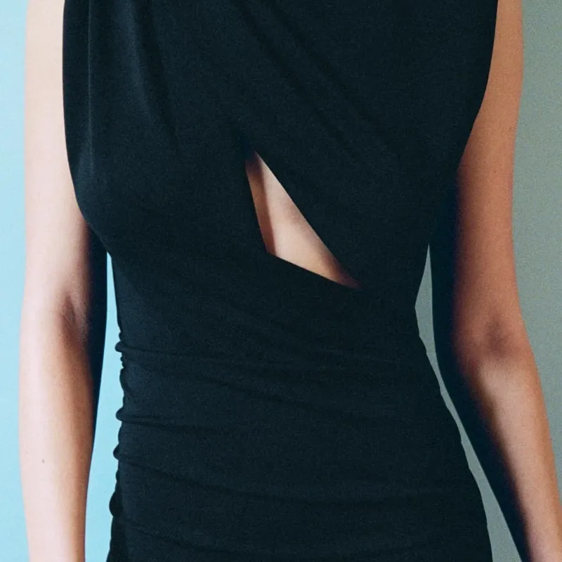 Vestido negro apertura arriba 