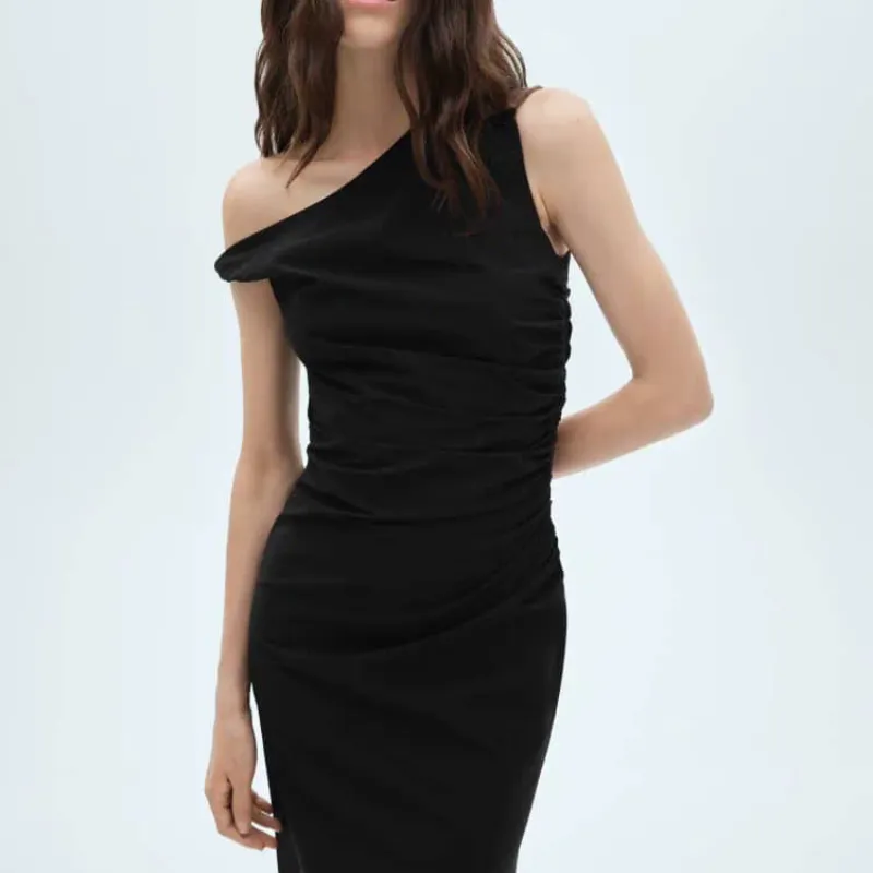 Vestido negro arrugado en manga 