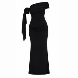 Vestido negro con detalle en el brazo