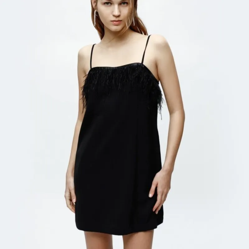 Vestido negro corto con plumas 