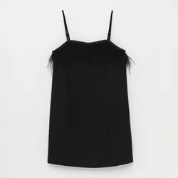 Vestido negro corto con plumas 