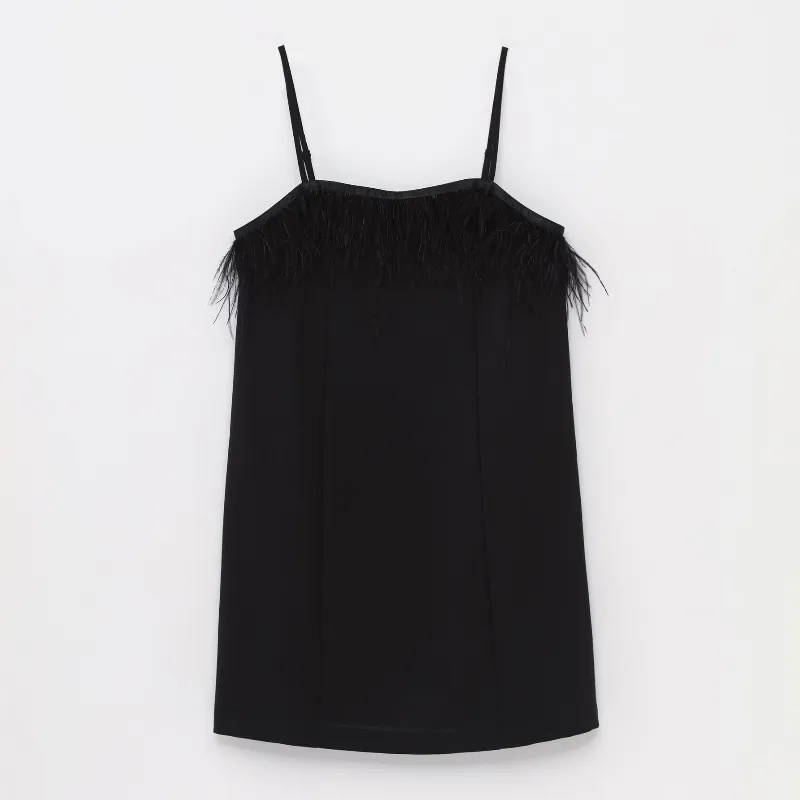 Vestido negro corto con plumas 