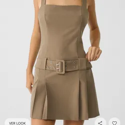 Vestido plisado con cinto 
