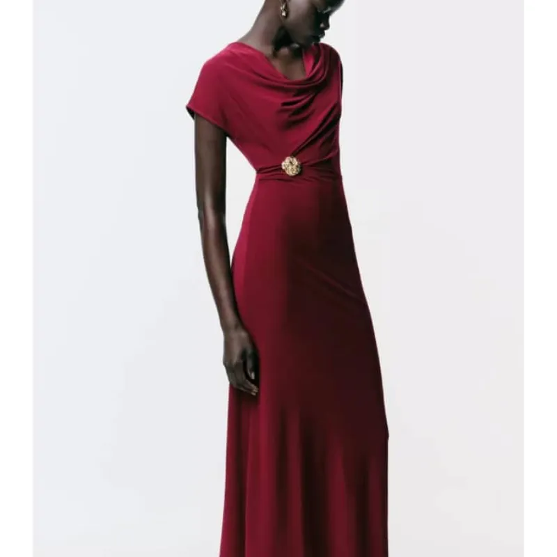 Vestido rojo detalle dorado 