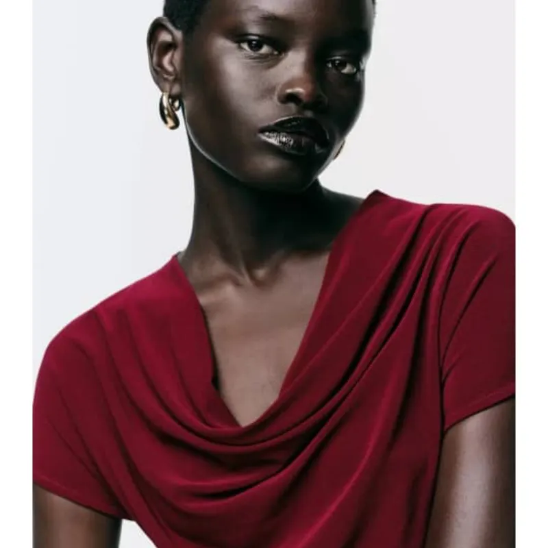 Vestido rojo detalle dorado 