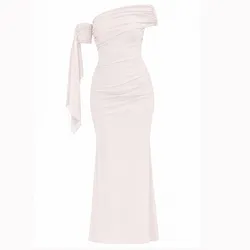 Vestido rosa con detalle en el brazo