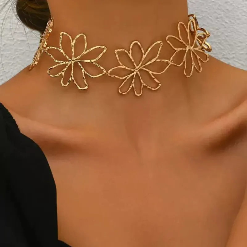 Collar flor ajustado dorado 
