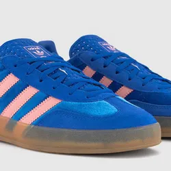 Zapatos azul oscuro y naranja 