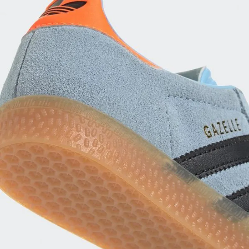 Zapatos azules y naranja 