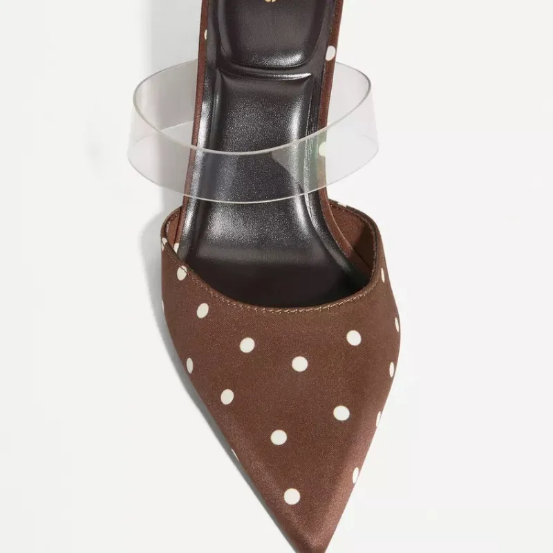 Zapatos de tacón de lunares marrón