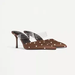 Zapatos de tacón de lunares marrón