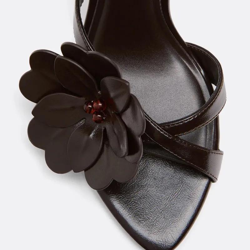 Zapatos de tacón de tiras con flores