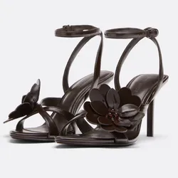 Zapatos de tacón de tiras con flores