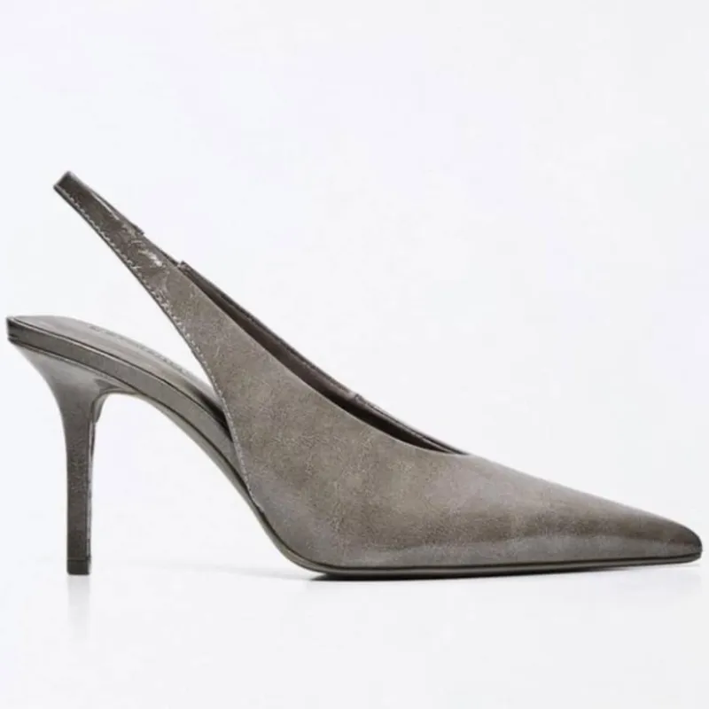 Zapatos de tacón grises puntifinos