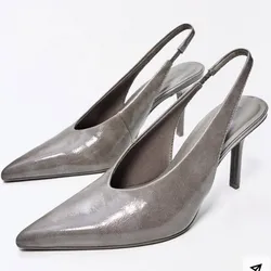 Zapatos de tacón grises puntifinos