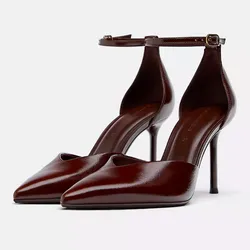 Zapatos de tacón rojo vino puntifinos