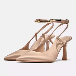 Zapatos de tacón satinado beige