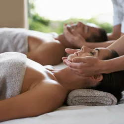 Limpieza facial + masaje relajante localizada + Spa + botella de vino + Picadera Relax ( pack para 2)