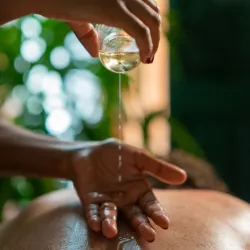 Masaje con velas aromáticas