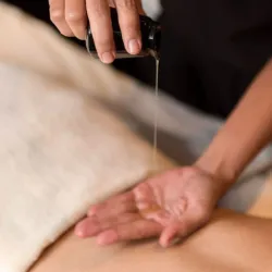 Masaje con velas aromáticas
