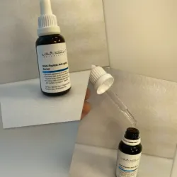Sérum Multi-Péptido Anti-edad de Skin Nutrition Botanicals.