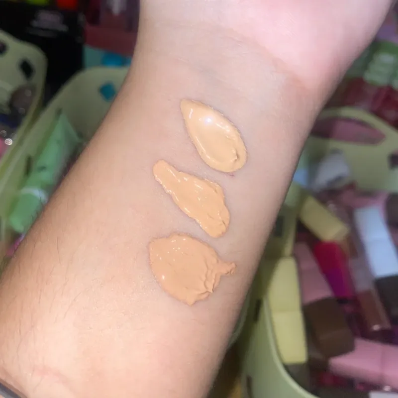 Base líquida de maquillaje VELVET TOUCH con alta cobertura y protección solar de SPF 10+