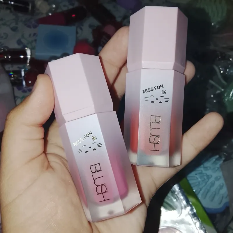 Blush líquido de HELLO KITTY dupe de SHEGLAM