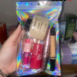 Bolsita de maquillaje tono "Cherry"