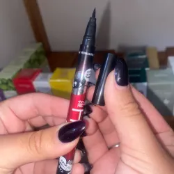 Delineador negro de plumón ultrafino