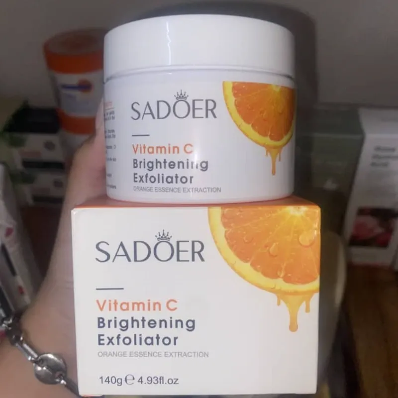 Exfoliante facial de VITAMINA C de la marca SADOER de 140g