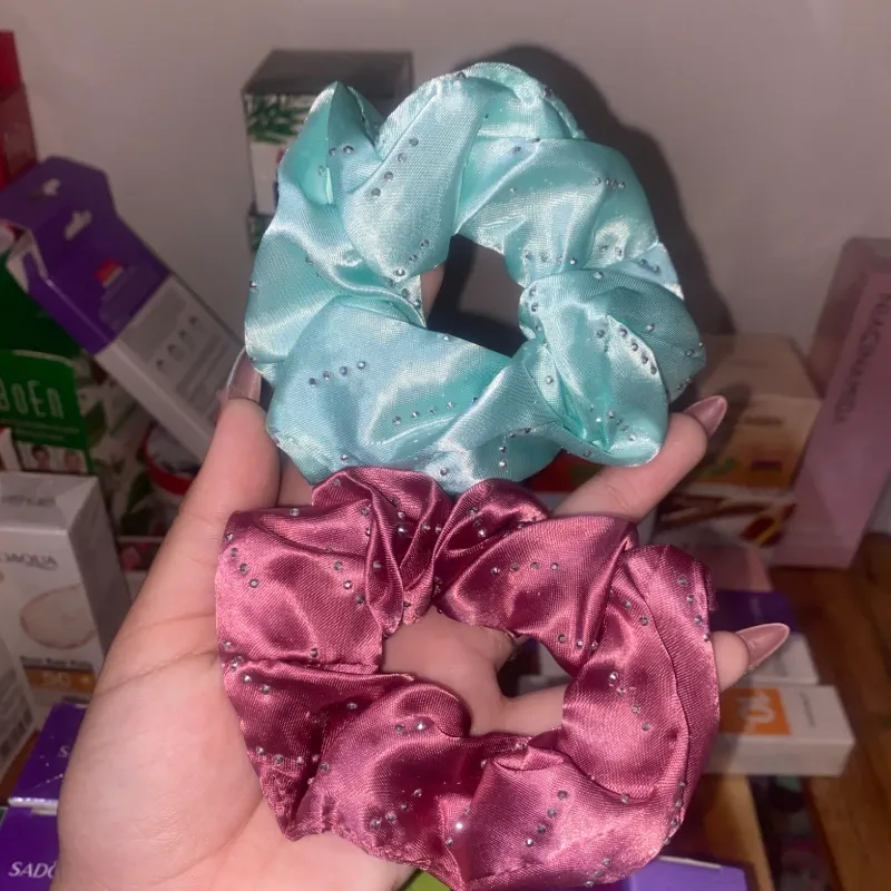 Felpas de satén y perlitas para el cabello
