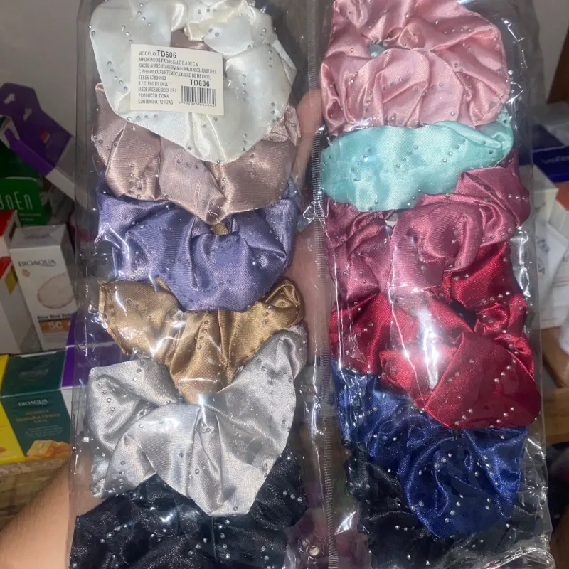 Felpas de satén y perlitas para el cabello