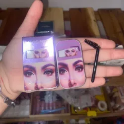 Gel fijador de cejas con efecto laminado