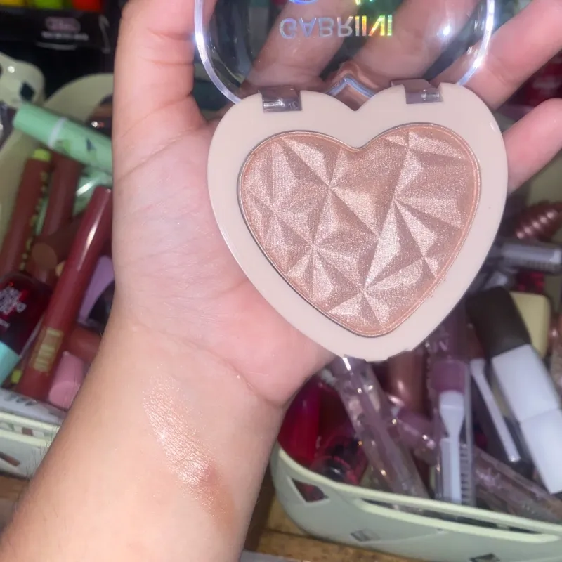 Iluminador en formato de corazón 4en1