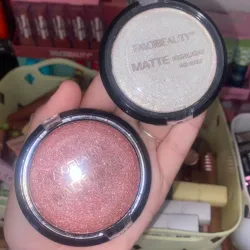 Iluminadores en polvo compacto