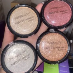 Iluminadores en polvo compacto
