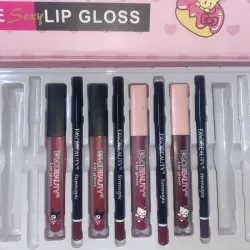 Labial mate con perfilador incluído de Hello Kitty/Kuromi