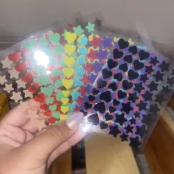 Lámina de 54 parches de estrellas y corazones ideal para eliminar los brotes de acné
