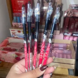 Lápiz de cejas marrón con sacapunta incluído